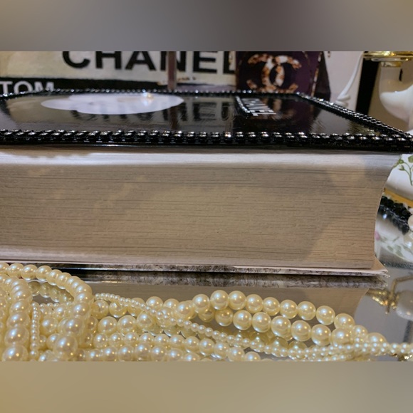 STUNNING 😍 NEW Chanel cosmetics sack with samples and Storage book( handmade) - Picture 15 of 16